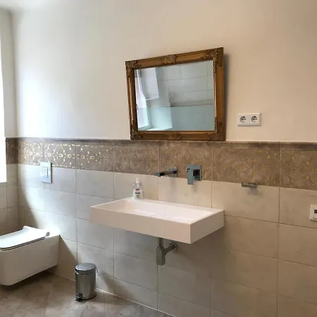 Barocker Hof Rhodt 公寓 *