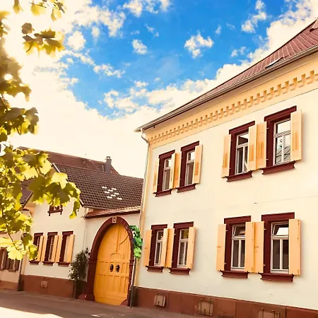 Barocker Hof Rhodt * Rhodt unter Rietburg